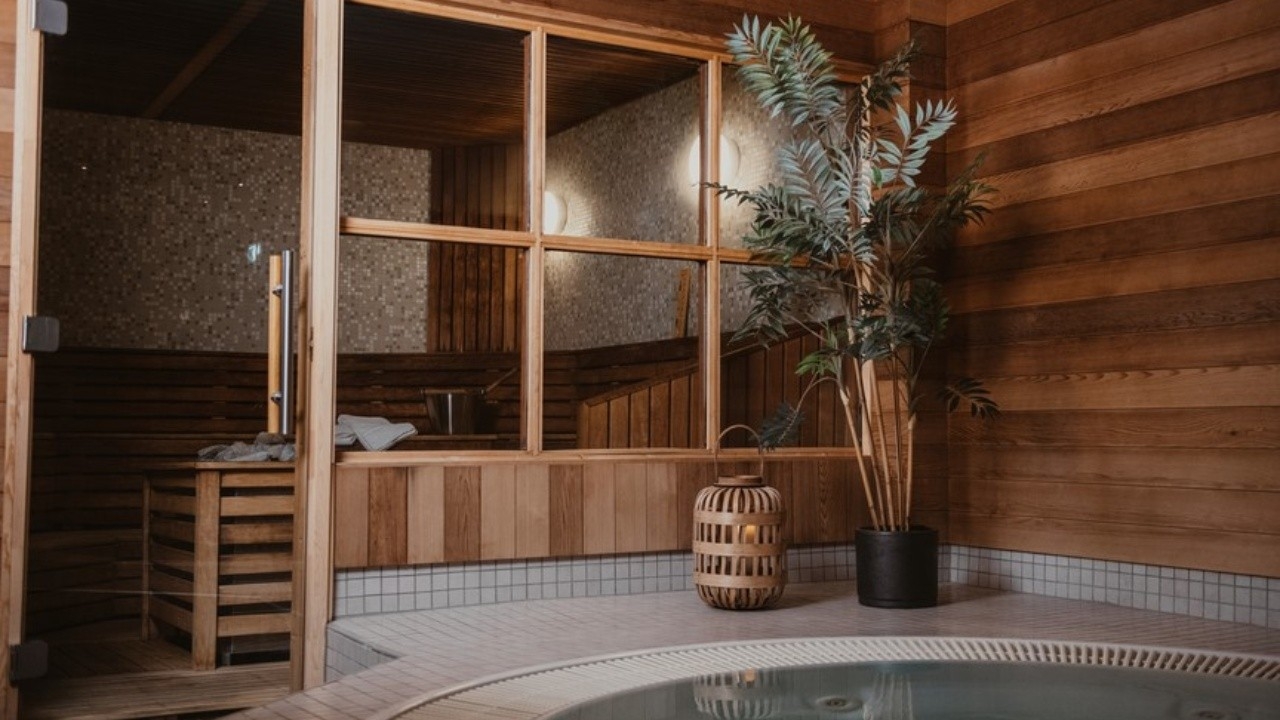 Relaxavdelning med bubbelpool i modern stil