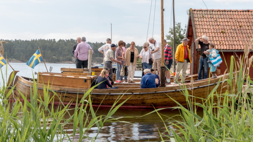 Folk kollar på en segelbåt
