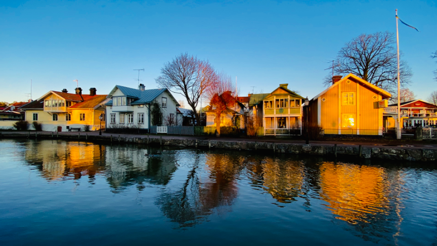 En solig bild på hus i Trosa hamn