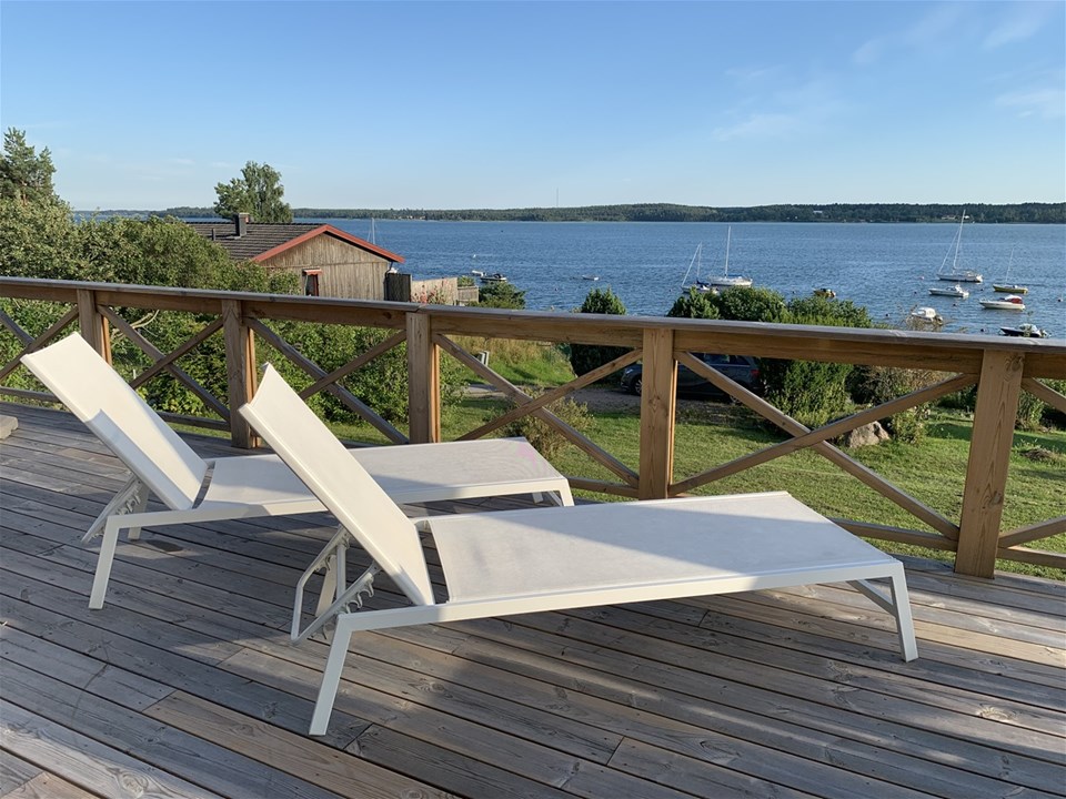 Terrass med solstolar med havsutsikt 