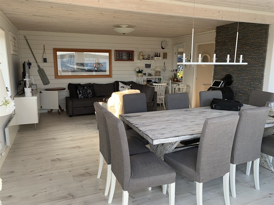 Bild på ett vardagsrum med stolar och inredning