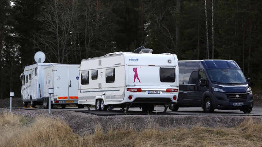 Husbilar och bilar på en ställplats
