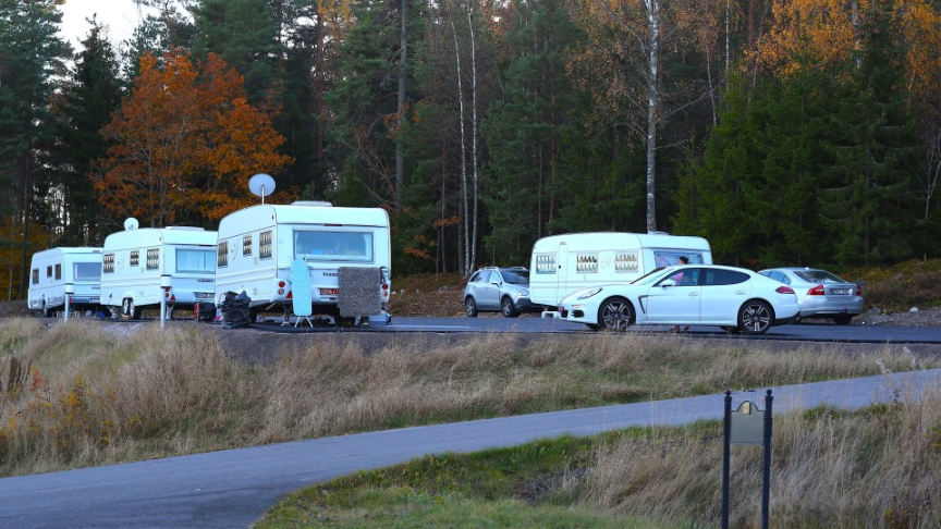 Husbilar som står på en ställplats