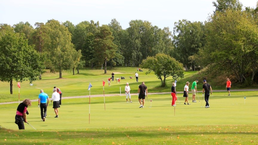 Människor som spelar golf under sommaren