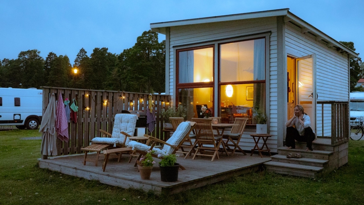 På campingen finns två stugor intill strandkanten, Stora och Lilla sjöstugan. 