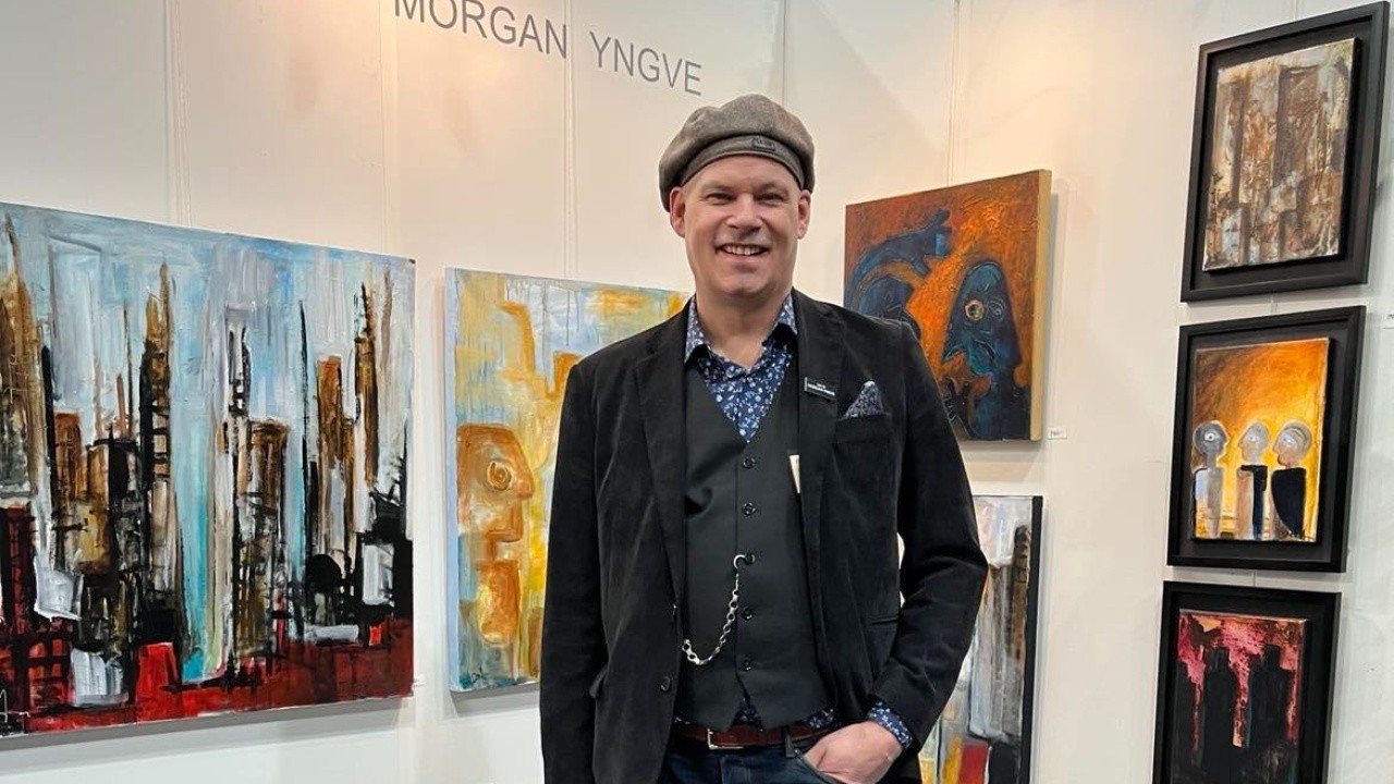 I sitt måleri använder Morgan Yngve former och färger för att bygga formationer i gränslandet mellan figurativt och abstrakt . Med sin faschination för olika kulturer och civilisationer tolkar han ofta människans möten och språk, där betraktaren kan finna ett stort utrymme för sin egen fantasi.
