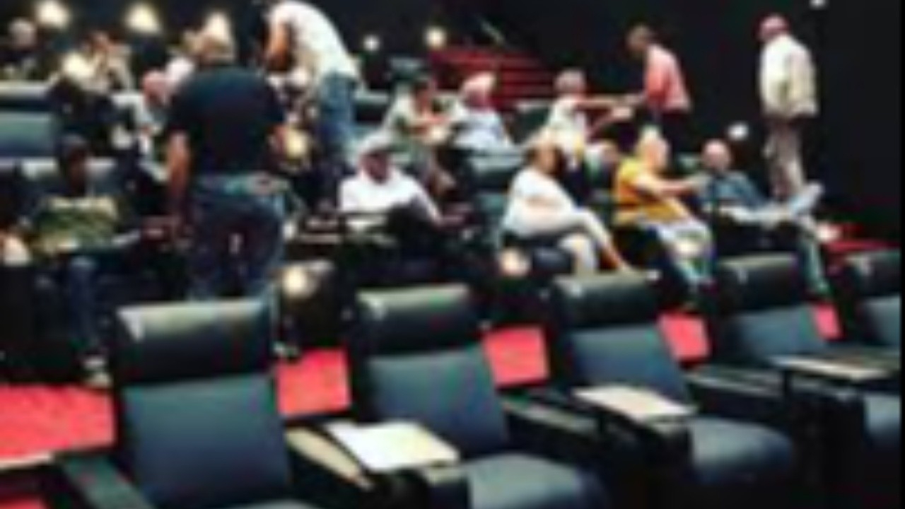 Mat serveras också i biosalong 6ز