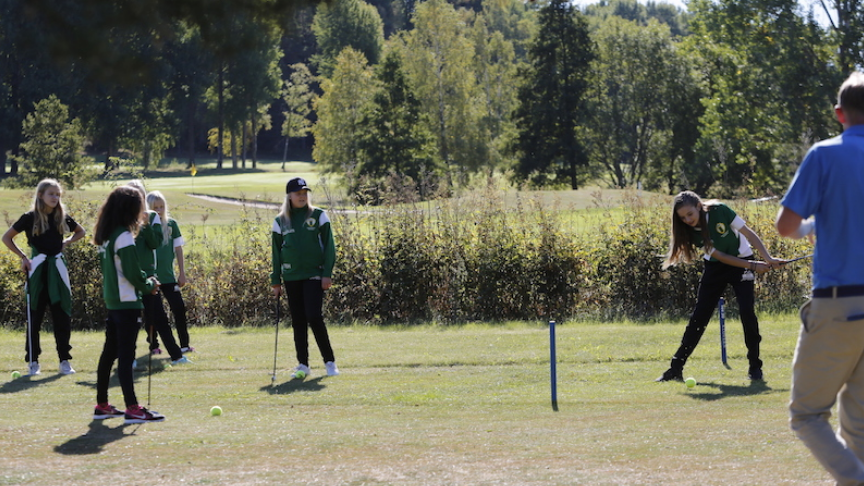 Tjejer som spelar på en golfbana