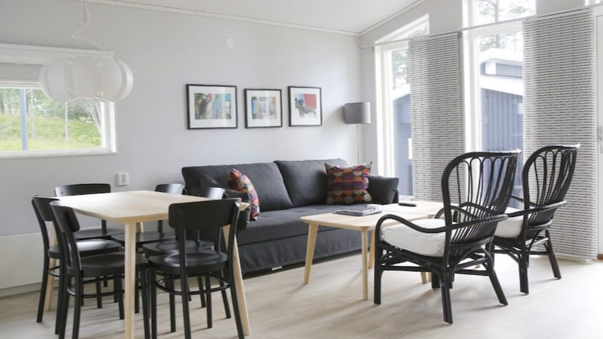 En soffgrupp och bord och stolar i ett vardagstrum
