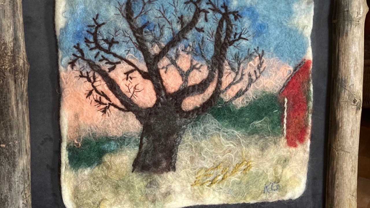 Lönnen vid Tomta, tovat och broderat