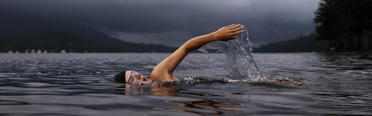 En person simmar i havet